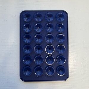 Velvet Caviar Navy MightyGrip MagSafe Mount - suction grip phone mount